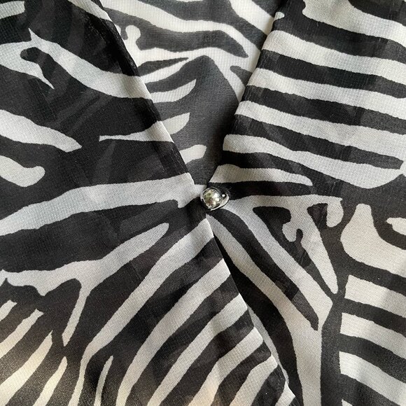 H&M Black and Grey Zebra Print Mock Wrap Sleeveless Blouse Top Size 4 - Picture 6 of 10